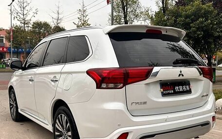 Mitsubishi Outlander III рестайлинг 3, 2022 год, 3 450 999 рублей, 8 фотография