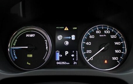 Mitsubishi Outlander III рестайлинг 3, 2021 год, 1 990 111 рублей, 10 фотография