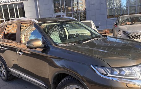 Mitsubishi Outlander III рестайлинг 3, 2019 год, 2 600 000 рублей, 2 фотография