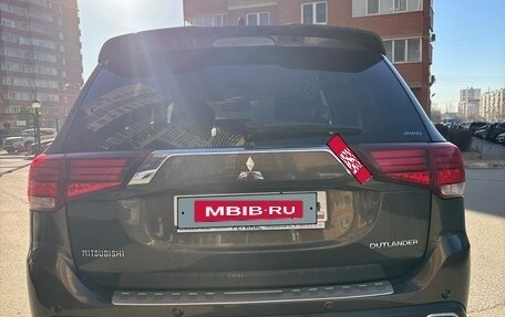 Mitsubishi Outlander III рестайлинг 3, 2019 год, 2 600 000 рублей, 4 фотография