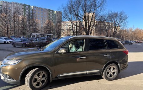 Mitsubishi Outlander III рестайлинг 3, 2019 год, 2 600 000 рублей, 6 фотография