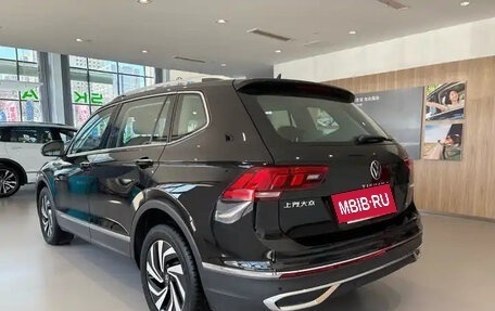 Volkswagen Tiguan, 2023 год, 2 423 740 рублей, 4 фотография