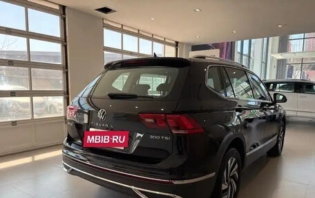 Volkswagen Tiguan, 2023 год, 2 423 740 рублей, 6 фотография