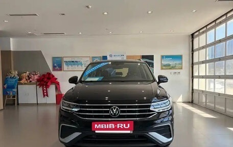 Volkswagen Tiguan, 2023 год, 2 423 740 рублей, 2 фотография