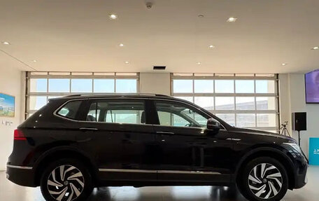 Volkswagen Tiguan, 2023 год, 2 423 740 рублей, 7 фотография