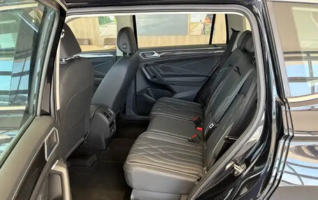 Volkswagen Tiguan, 2023 год, 2 423 740 рублей, 9 фотография