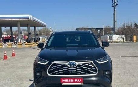 Toyota Highlander, 2022 год, 3 830 000 рублей, 2 фотография