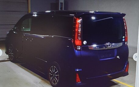Toyota Noah III, 2015 год, 1 640 000 рублей, 5 фотография