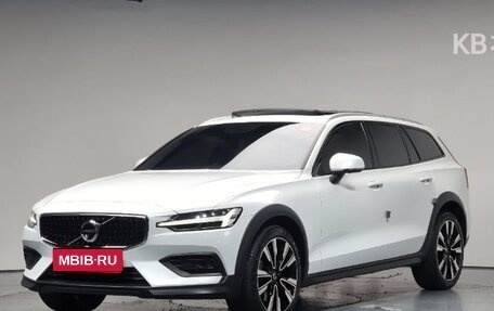 Volvo V60 Cross Country II, 2021 год, 3 667 000 рублей, 1 фотография