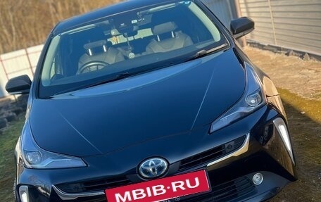 Toyota Prius IV XW50, 2019 год, 1 800 000 рублей, 3 фотография