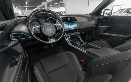 Jaguar XE I рестайлинг, 2016 год, 2 460 000 рублей, 8 фотография