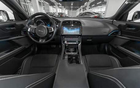 Jaguar XE I рестайлинг, 2016 год, 2 460 000 рублей, 9 фотография
