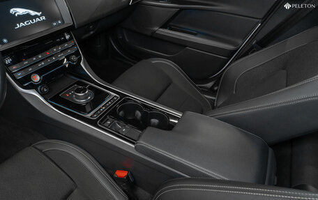 Jaguar XE I рестайлинг, 2016 год, 2 460 000 рублей, 19 фотография