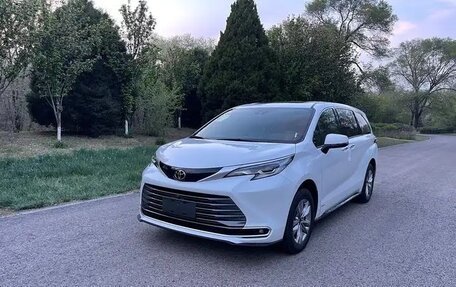 Toyota Sienna, 2024 год, 3 700 111 рублей, 2 фотография