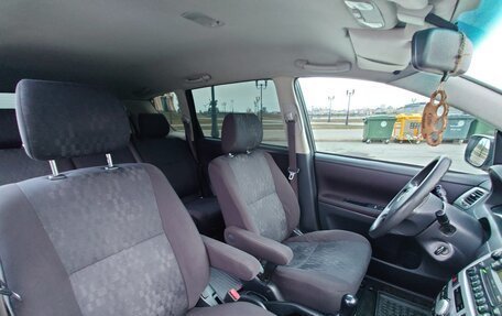 Toyota Avensis Verso I рестайлинг, 2003 год, 859 000 рублей, 12 фотография