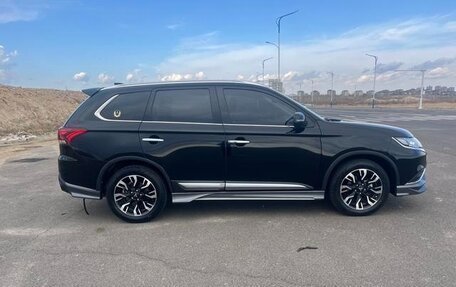 Mitsubishi Outlander III рестайлинг 3, 2021 год, 1 870 700 рублей, 4 фотография