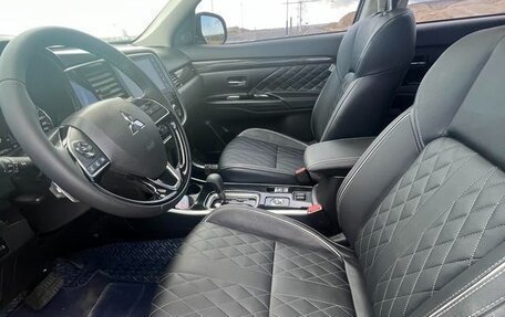 Mitsubishi Outlander III рестайлинг 3, 2021 год, 1 870 700 рублей, 6 фотография