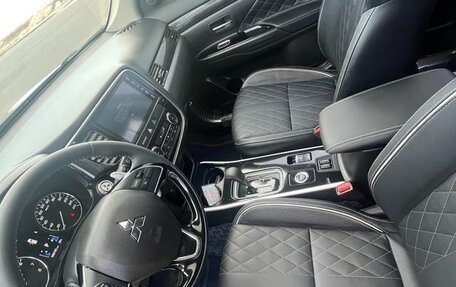 Mitsubishi Outlander III рестайлинг 3, 2021 год, 1 870 700 рублей, 7 фотография
