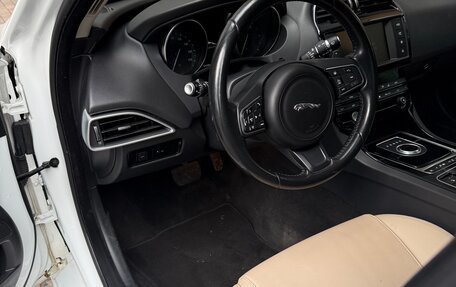 Jaguar XE I рестайлинг, 2016 год, 2 600 000 рублей, 12 фотография