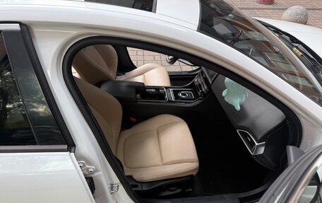 Jaguar XE I рестайлинг, 2016 год, 2 600 000 рублей, 21 фотография