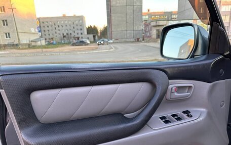 Toyota Land Cruiser 100 рестайлинг 2, 2003 год, 1 830 000 рублей, 22 фотография