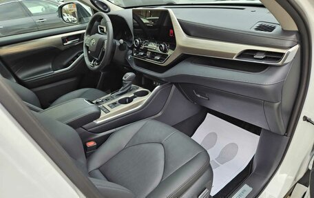 Toyota Highlander, 2025 год, 5 980 000 рублей, 29 фотография