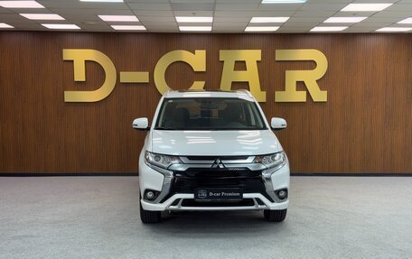 Mitsubishi Outlander III рестайлинг 3, 2022 год, 3 400 000 рублей, 2 фотография