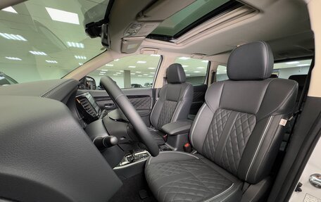 Mitsubishi Outlander III рестайлинг 3, 2022 год, 3 400 000 рублей, 11 фотография