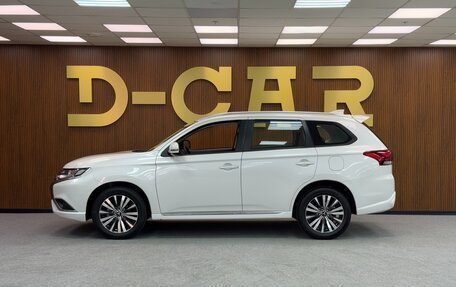 Mitsubishi Outlander III рестайлинг 3, 2022 год, 3 400 000 рублей, 7 фотография