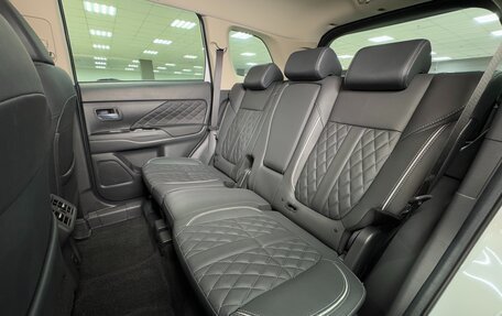 Mitsubishi Outlander III рестайлинг 3, 2022 год, 3 400 000 рублей, 14 фотография