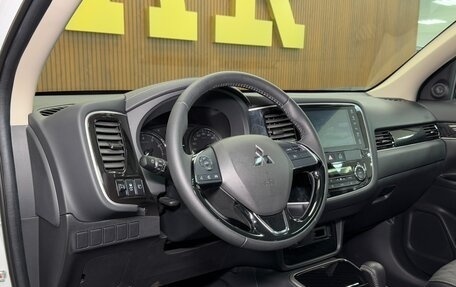 Mitsubishi Outlander III рестайлинг 3, 2022 год, 3 400 000 рублей, 10 фотография