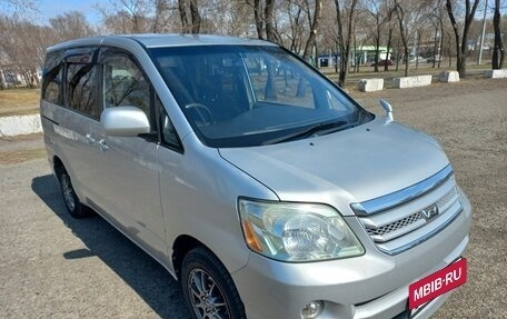 Toyota Noah III, 2005 год, 920 000 рублей, 12 фотография
