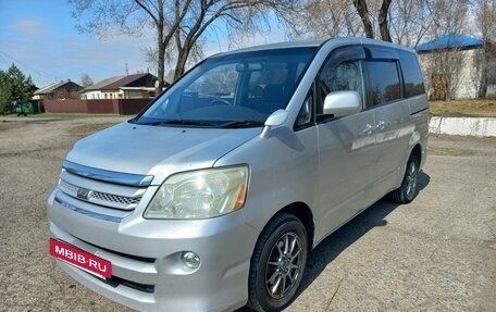 Toyota Noah III, 2005 год, 920 000 рублей, 10 фотография