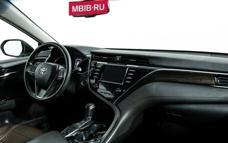 Toyota Camry, 2018 год, 2 300 000 рублей, 9 фотография