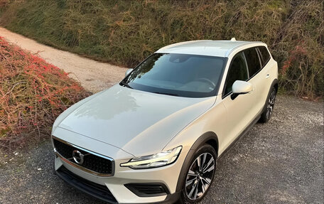 Volvo V60 Cross Country II, 2021 год, 3 630 800 рублей, 3 фотография