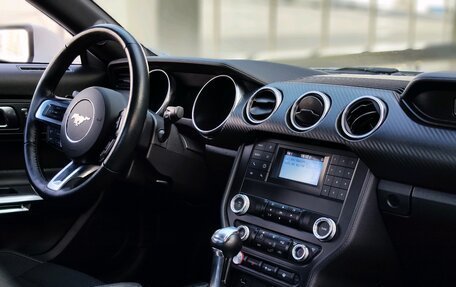 Ford Mustang VI рестайлинг, 2020 год, 3 249 000 рублей, 21 фотография
