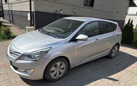 Hyundai Solaris II рестайлинг, 2015 год, 1 050 000 рублей, 2 фотография