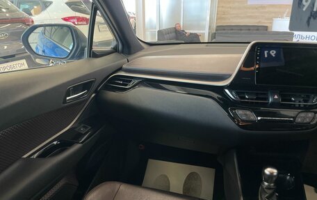 Toyota C-HR I рестайлинг, 2016 год, 2 299 900 рублей, 14 фотография