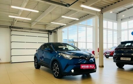 Toyota C-HR I рестайлинг, 2016 год, 2 299 900 рублей, 8 фотография