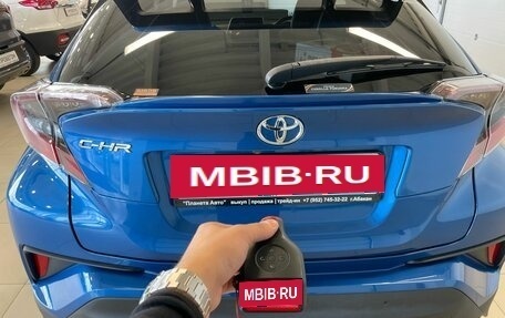 Toyota C-HR I рестайлинг, 2016 год, 2 299 900 рублей, 24 фотография