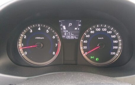 Hyundai Solaris II рестайлинг, 2011 год, 800 000 рублей, 13 фотография