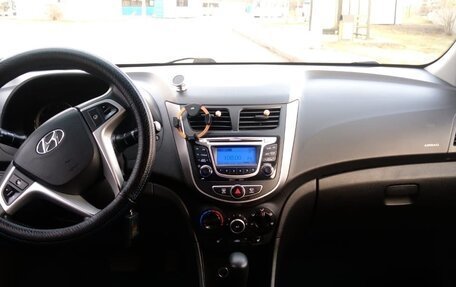 Hyundai Solaris II рестайлинг, 2011 год, 800 000 рублей, 9 фотография
