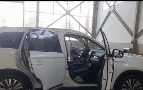 Mitsubishi Outlander III рестайлинг 3, 2021 год, 2 900 000 рублей, 2 фотография