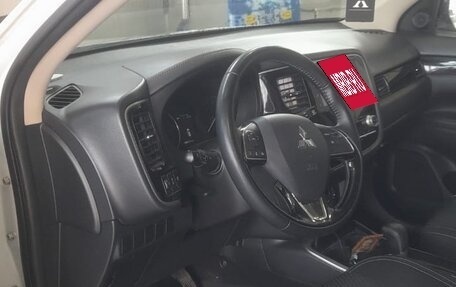 Mitsubishi Outlander III рестайлинг 3, 2021 год, 2 900 000 рублей, 4 фотография