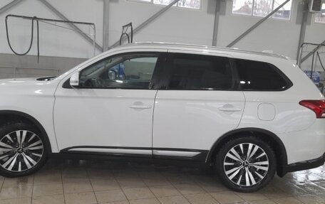 Mitsubishi Outlander III рестайлинг 3, 2021 год, 2 900 000 рублей, 6 фотография