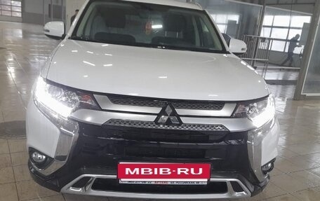 Mitsubishi Outlander III рестайлинг 3, 2021 год, 2 900 000 рублей, 5 фотография