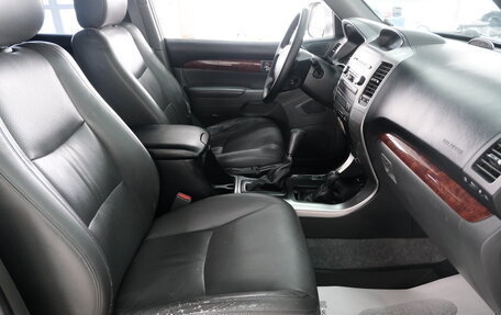 Toyota Land Cruiser Prado 120 рестайлинг, 2004 год, 2 099 000 рублей, 19 фотография