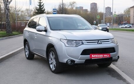 Mitsubishi Outlander III рестайлинг 3, 2014 год, 1 800 000 рублей, 3 фотография