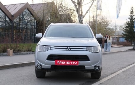 Mitsubishi Outlander III рестайлинг 3, 2014 год, 1 800 000 рублей, 2 фотография