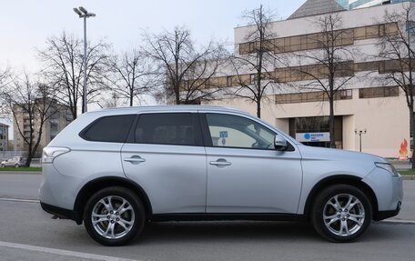 Mitsubishi Outlander III рестайлинг 3, 2014 год, 1 800 000 рублей, 5 фотография